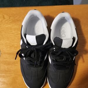 GBG Los Angeles Black and White Sneakers